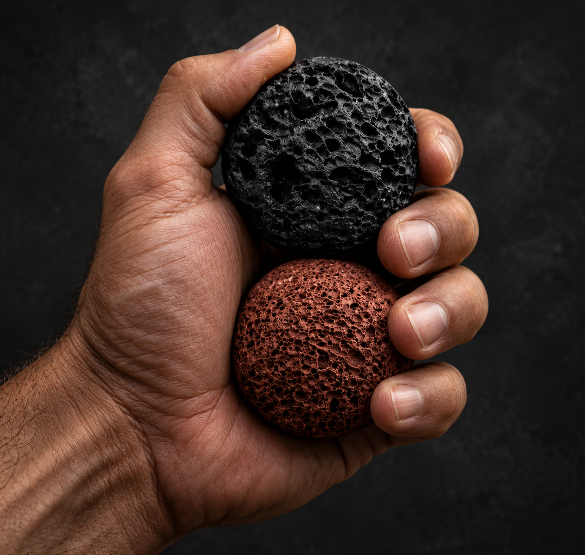 Main tenant les deux Orbes de Lave™, Braise et Éclipse